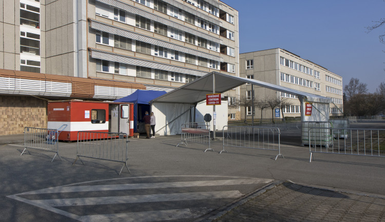Odběrové místo Fakultní nemocnice Hradec Králové.
