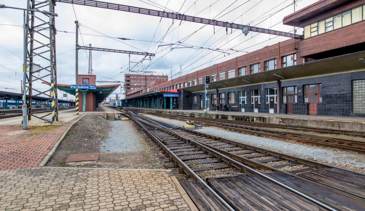 Kvůli nákaze výpravčího koronavirem stojí vlaková doprava na trati mezi Hradcem a Pardubicemi
