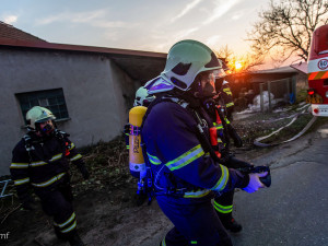 FOTO: Hasiči v rouškách zasahovali u požáru elektrospotřebiče v domě na Náchodsku