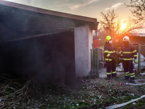 Zásah hasičů v rouškách.