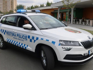 Hradečtí městští strážníci museli za záchytku. Pomáhali zdravotníkům s agresorem