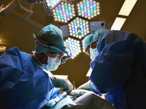 Nemocnice Královéhradeckého kraje mají ochranné pomůcky jen na několik dní