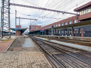 Kvůli nákaze výpravčího koronavirem stojí vlaková doprava na trati mezi Hradcem a Pardubicemi