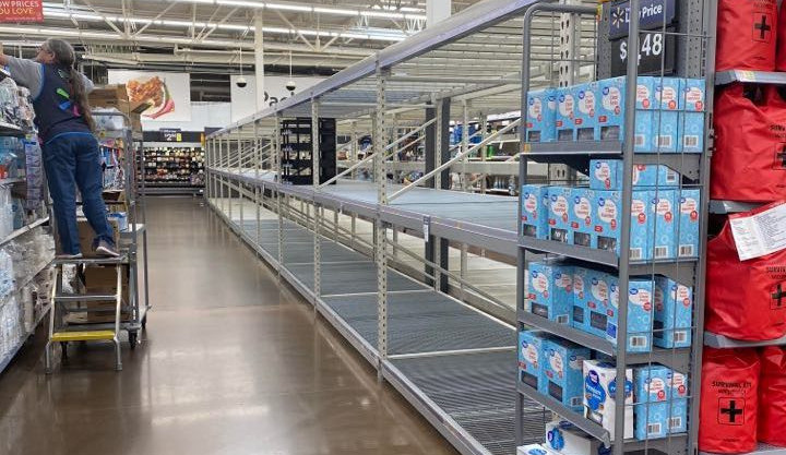 Prázdné regály v obchodě