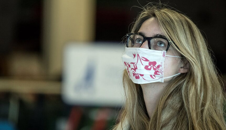 Nemocnice Královéhradeckého kraje začaly dostávat respirátory z Číny