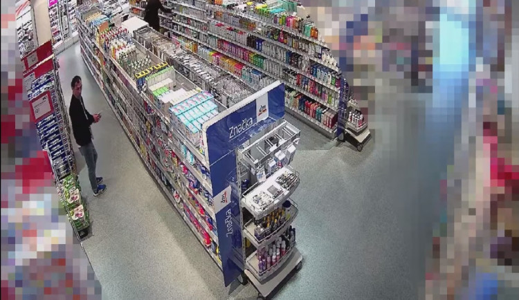 VIDEO: Zubní hygiena nadevše. Zloději ukradli kartáčky za víc než 12 tisíc korun