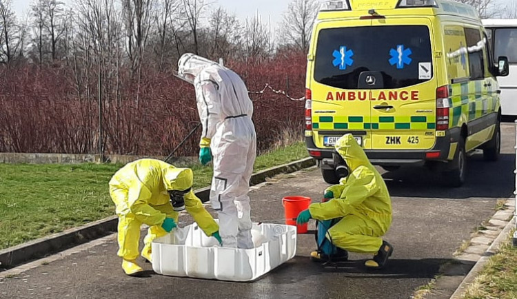 Dekontaminace záchranářů u Fakultní nemocnice Hradec Králové.