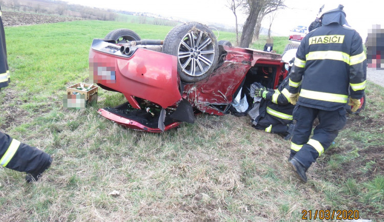 Opilý řidič převrátil auto na střechu