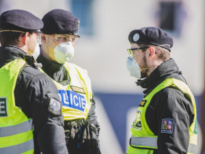 Desítky hasičů i policistů v Královéhradeckém kraji jsou preventivně v domácí karanténě. Fungování sborů ale ohroženo není