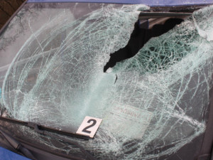 Led z kamionu trefil ráno v Nové Pace čelní sklo u osobního auta