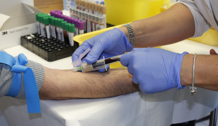 Nemocnice v Hradeci Králové testuje své zaměstnance v karanténě. Zatím jsou všechny výsledky negativní