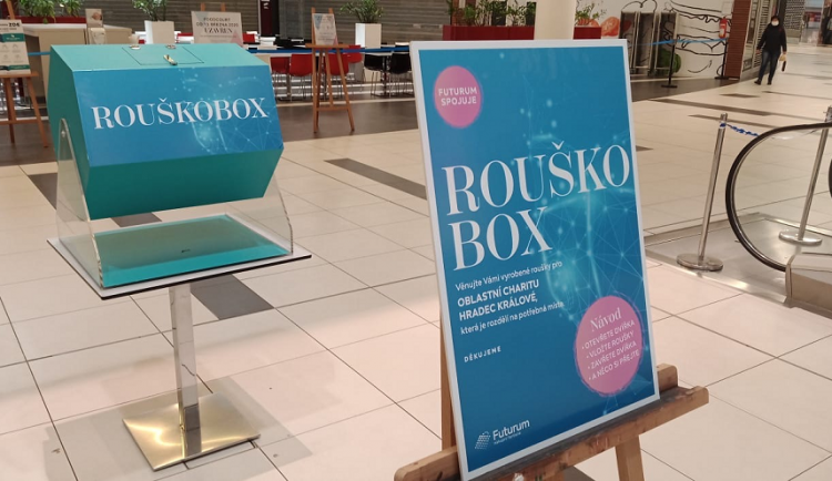 V Hradci Králové funguje Rouškobox. Nasbírané roušky z něj poputují Oblastní charitě