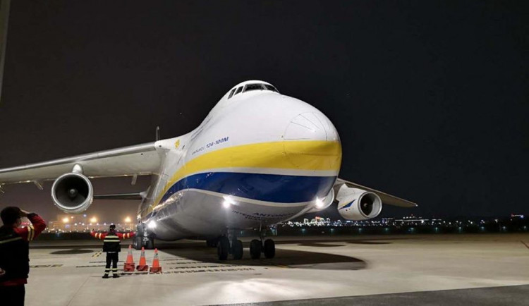 An-124 Ruslan na letišti v Pardubicích.