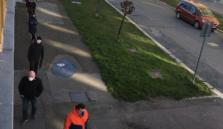 ranní fronta před Finančním úřadem v Hradci Králové