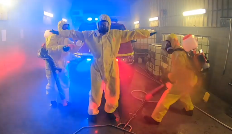 VIDEO:Hasiči Královéhradeckého kraje jako krotitelé virů