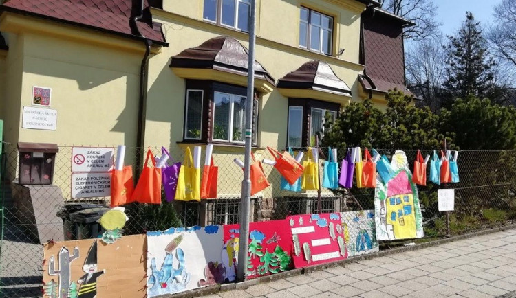 Uzavřené školky v Náchodě chystají překvapení pro děti, šijí se v nich roušky, nebo se uklízí