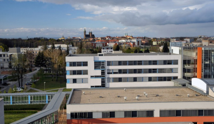 Ve Fakultní nemocnici Hradec Králové zemřel senior s koronavirem. Pozitivní na COVID-19, jsou v kraji i dvě pracovnice nemocnic