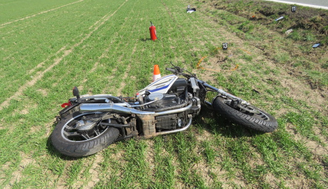 Pěkné počasí vylákalo řidiče na motorku. Zemřel při nehodě