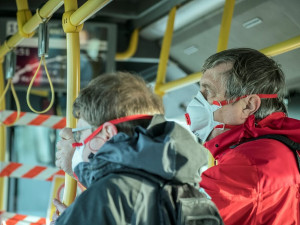 Řidiči autobusů a MHD dostali 67 tisíc roušek a respirátorů