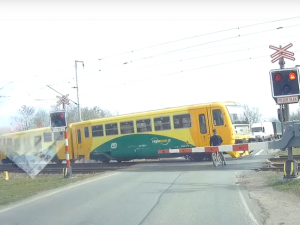 VIDEO: Cyklistu v hradeckém Březhradě málem smetl vlak na přejezdu