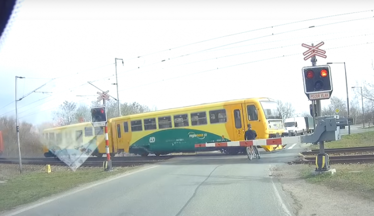 Cyklista na přejezdu v Březhradě