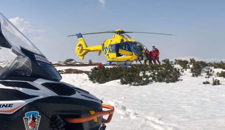 V Krkonoších se zřítil skialpinista, zasahovat musel vrtulník