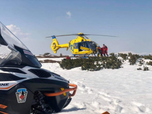 V Krkonoších se zřítil skialpinista, zasahovat musel vrtulník