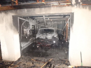 Na Trutnovsku hořela garáž. Popelem lehla i dvě osobní auta