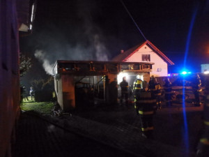 Na Trutnovsku hořela garáž. Popelem lehla i dvě osobní auta