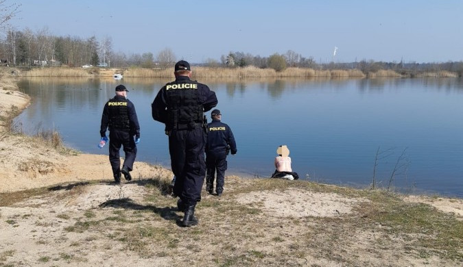 Pěkné počasí ven vylákalo nudisty. Policisté je donutili nasadit si roušky