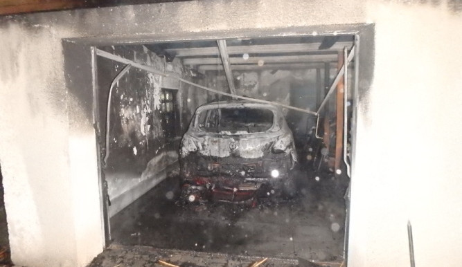 Na Trutnovsku hořela garáž. Popelem lehla i dvě osobní auta