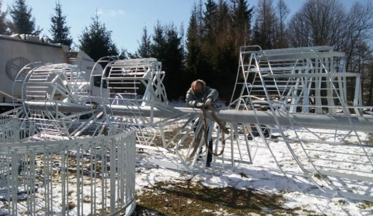 V Olešnici v Orlických horách roste nová rozhledna. Hotová bude v květnu