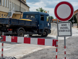 Hradec Králové využívá zákazu volného pohybu. Opravuje chodníky, zastávky i mosty