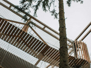 V Hradci Králové roste unikátní 3D bludiště devět metrů nad zemí