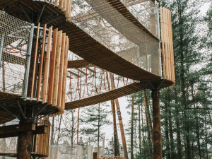 V Hradci Králové roste unikátní 3D bludiště devět metrů nad zemí