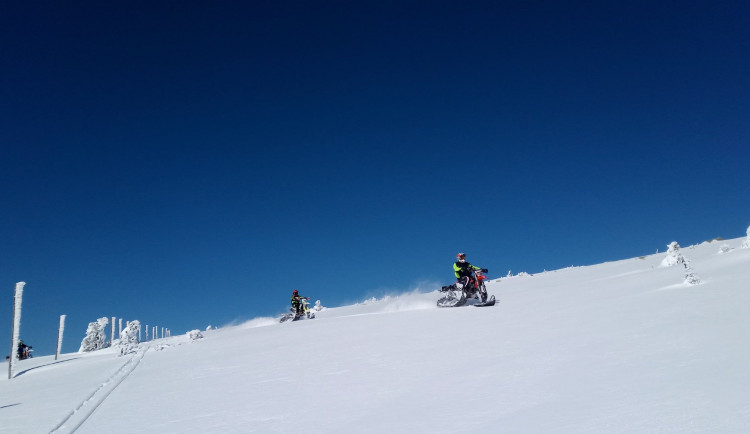 Bezohledná partička se rozhodla vyrazit na skútry do Krkonoš. Chytla je policie