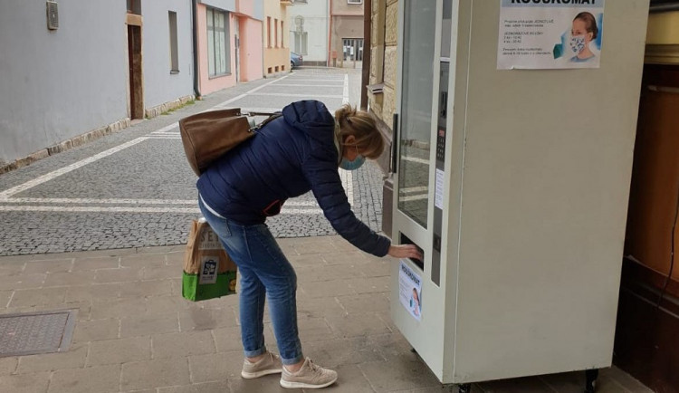 O roušky z rouškomatu v Náchodě je velký zájem. Během pěti dní lidé vykoupili 10 tisíc roušek