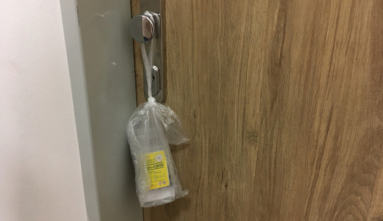 Dezinfekce na klice jednoho z bytů ve Stěžerech u Hradce Králové.