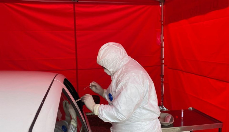 Na koronavirus se ode dneška nově testuje i v nemocnicích v Jičíně a Dvoře Králové