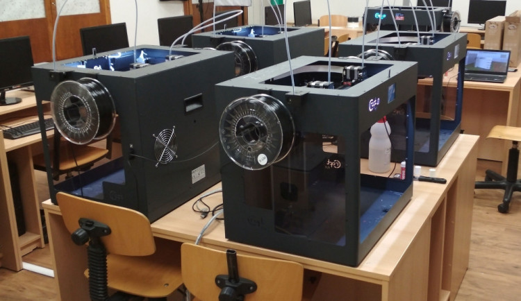 Hradec Králové si začal tisknout vlastní ochranné štíty.