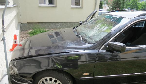 Auto skončilo po zběsile honičce ve zdi jedné z budov v areálu Fakultní nemocnice