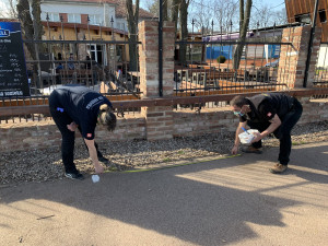 Policie v Hradci Králové řešila frontu na pivo i lidi relaxující na louce