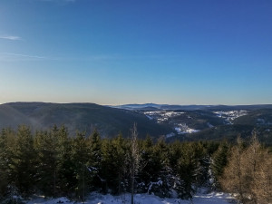 Lavinové nebezpečí v Krkonoších neklesá, sníh je mokrý a hrozí stále laviny