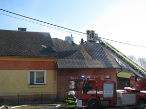 Požár střechy rodinného domu ve Stárkově