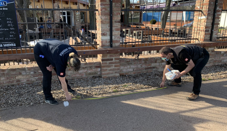 Policie v Hradci Králové měřila lidem rozestupy ve frontě na pivo.