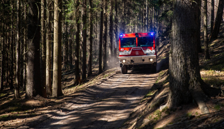 FOTO: Hasiči se nenudí. Likvidovali dalších pět lesních požárů