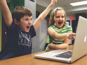 Děti v dětských domovech v Královéhradeckém kraji dostanou nové počítače