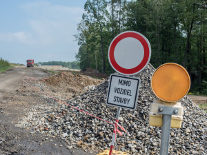 Na frekventované silnici mezi Velkým Třebešovem a Českou Skalicí se bude jezdit od půlky dubna jednosměrně
