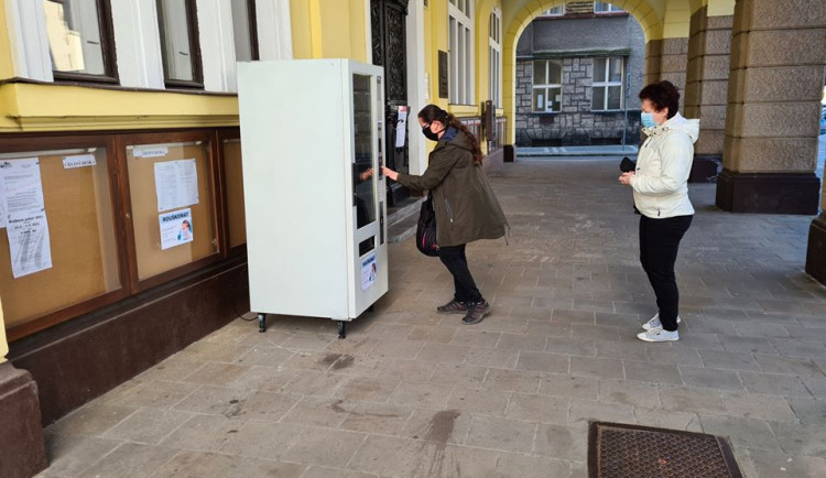 Rouškomat na náměstí v Náchodě.