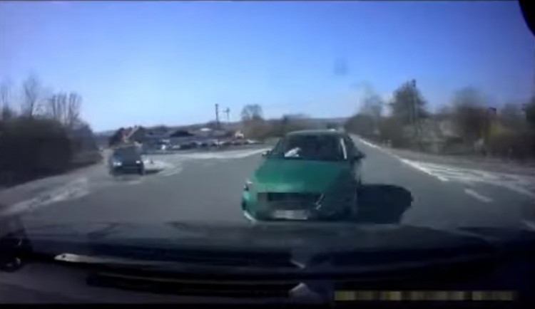 VIDEO: Čelní srážku dvou aut na Jičínsku zachytila palubní kamera